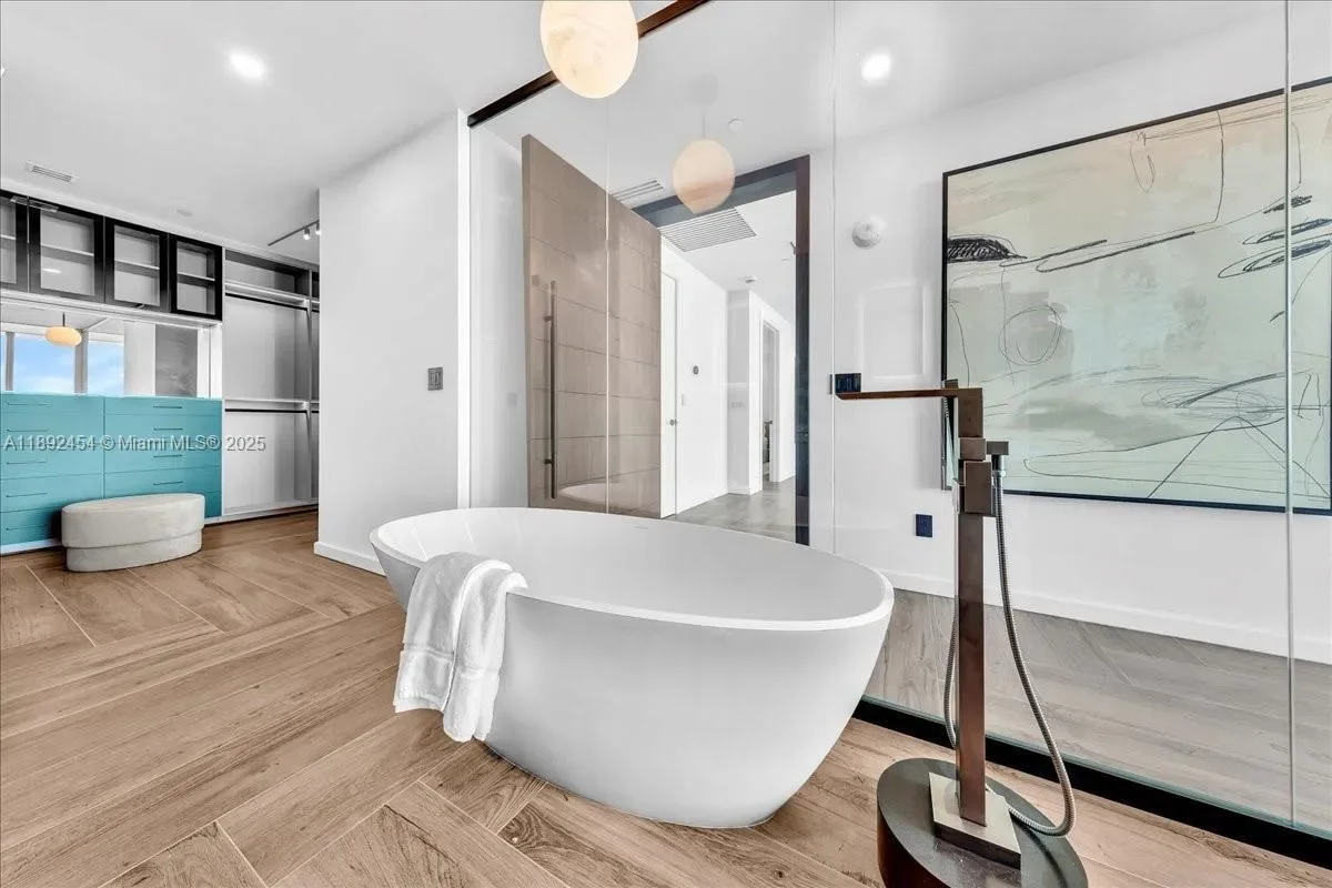 888 Biscayne Blvd #PH 5704, Miami, FL 33132, Miami, Florida, United States. - Photo 2