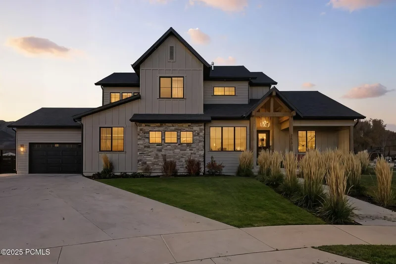 Midway Home Surrounded by Stunning Mountain Views