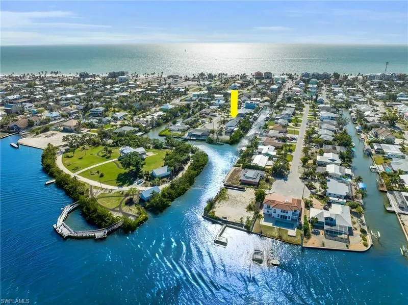 351 Jefferson CT, Fort Myers Beach, Florida, United States. - Photo 3