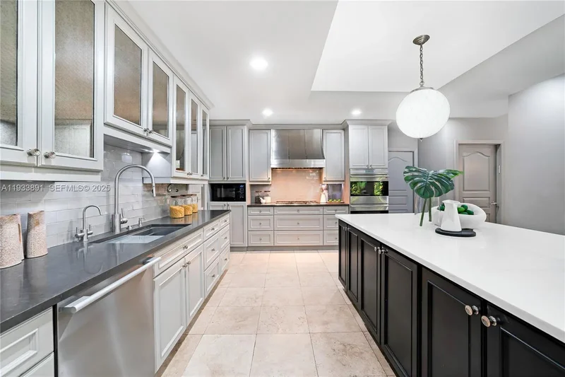 5077 N Bay Rd, Miami Beach, Florida, United States. - Photo 2