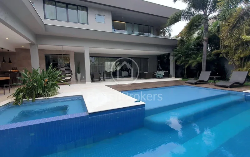 Luxury Design villa in secure condominium