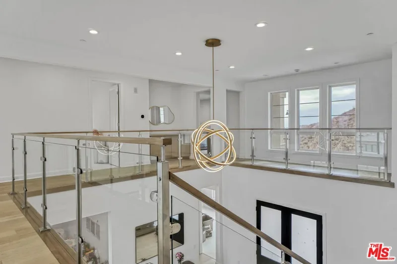20150 W Galway Lane, Los Angeles, California, United States. - Photo 17