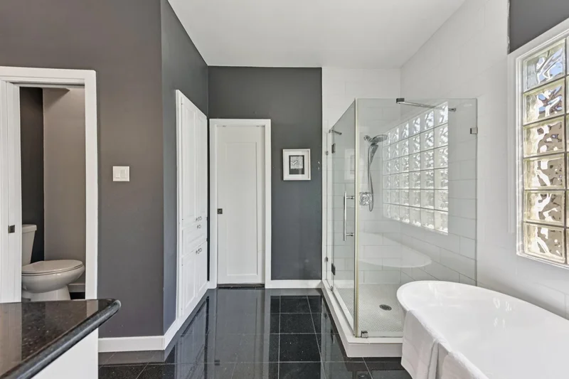 319 Hazeltine DR, The Hills, Texas, United States. - Photo 22