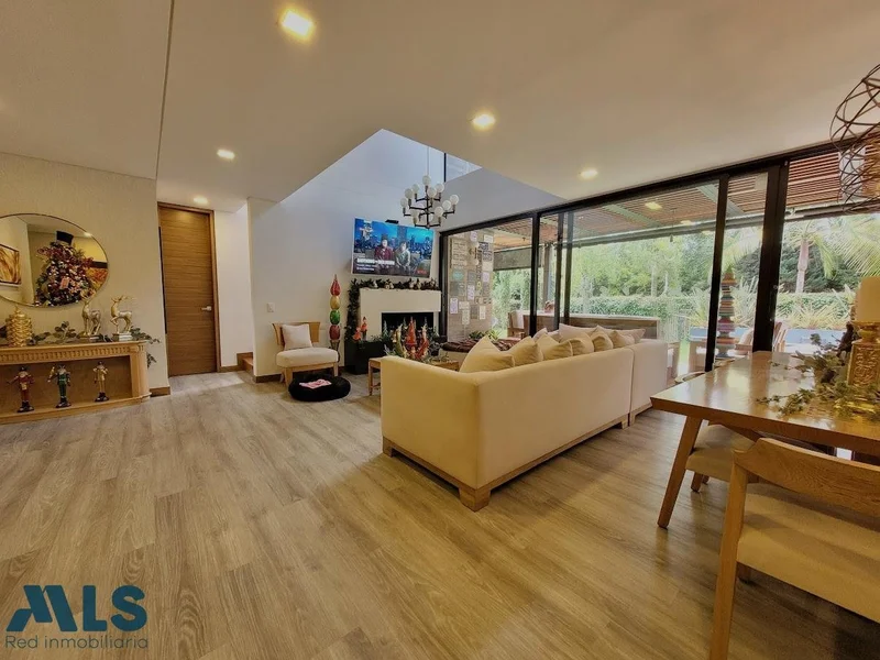 COUNTRY HOUSE IN RIONEGRO EXPLENDOR IN FRONT OF THE LAKE