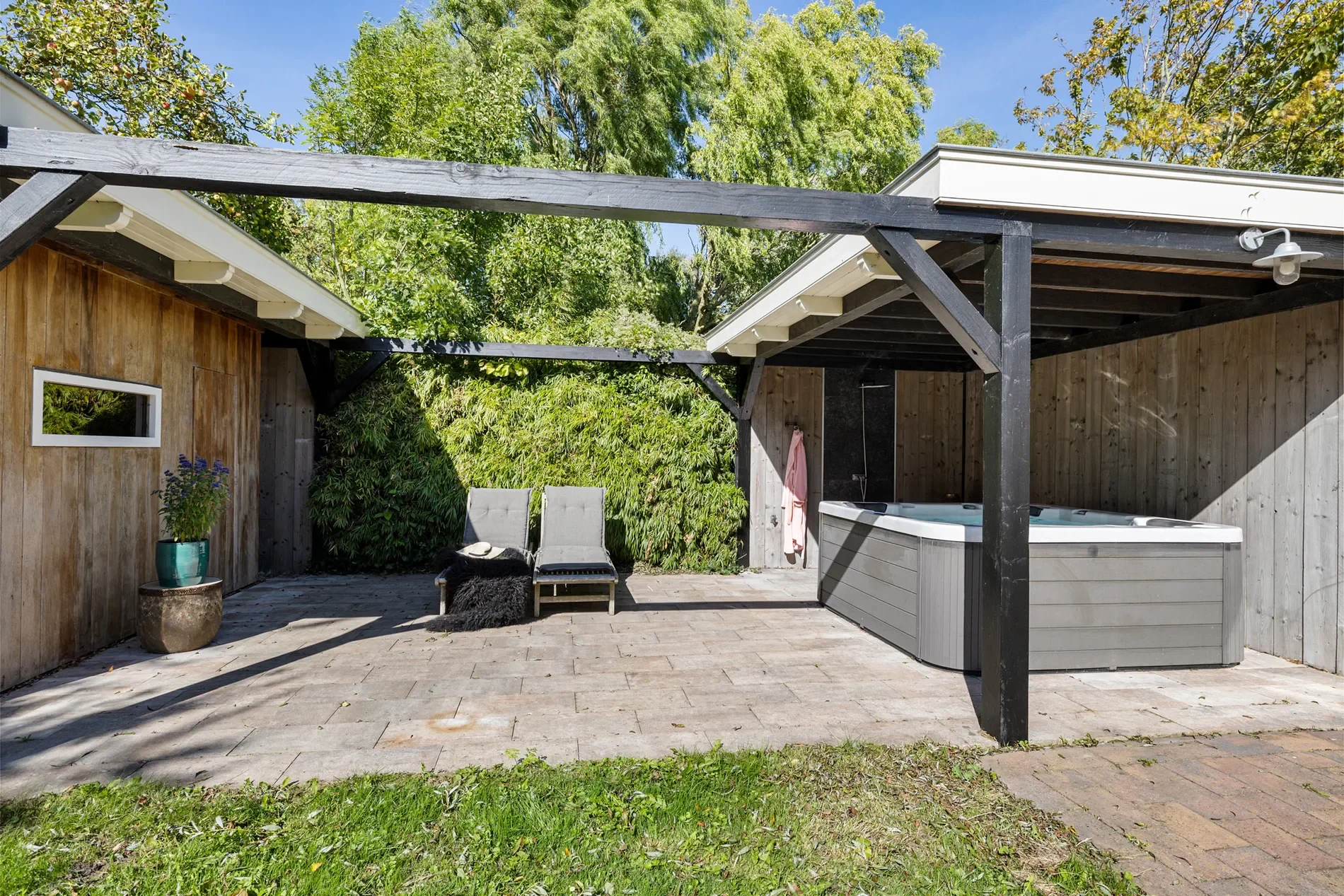 Exterior photo 11