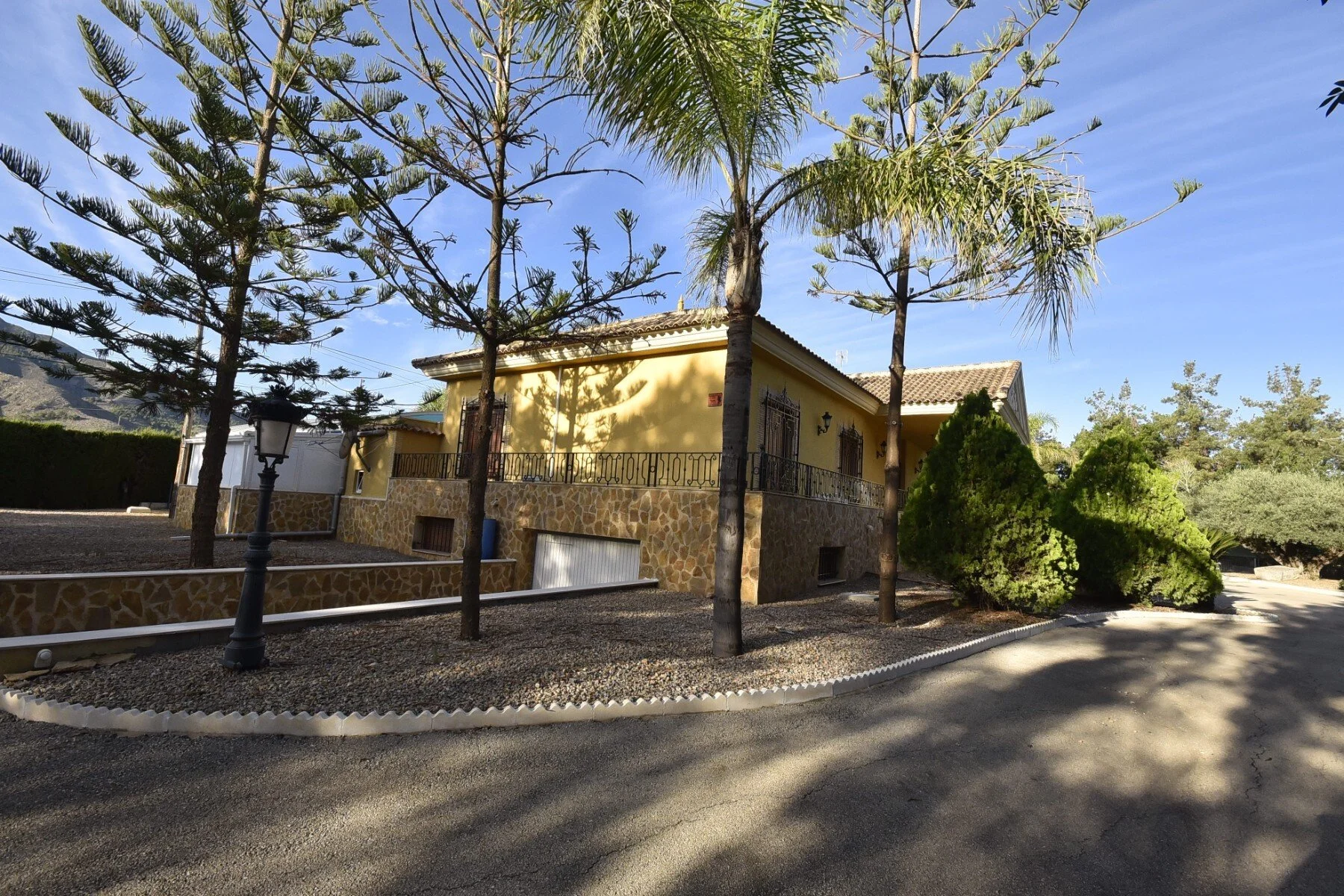 Exterior photo 6