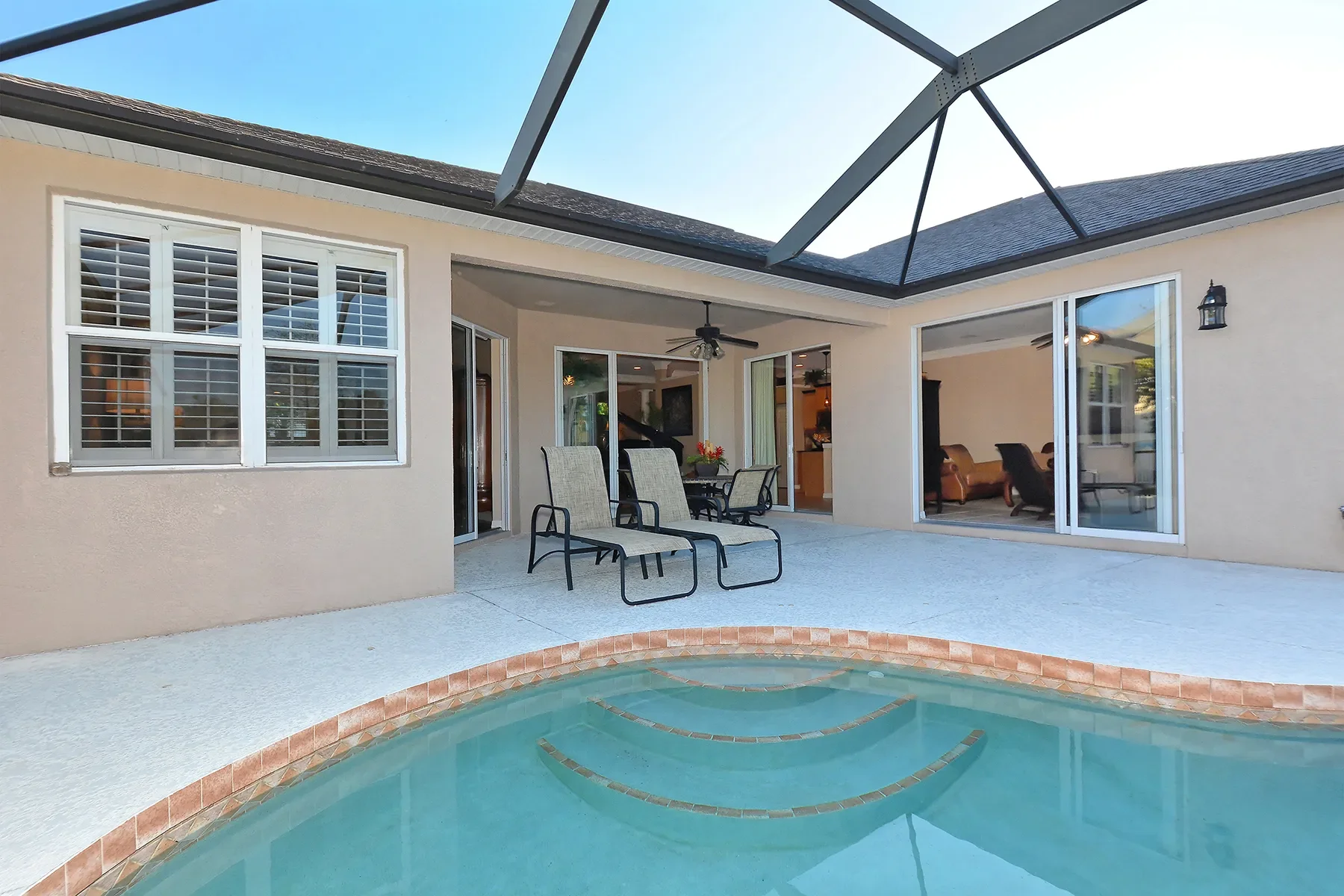 Exterior photo 6