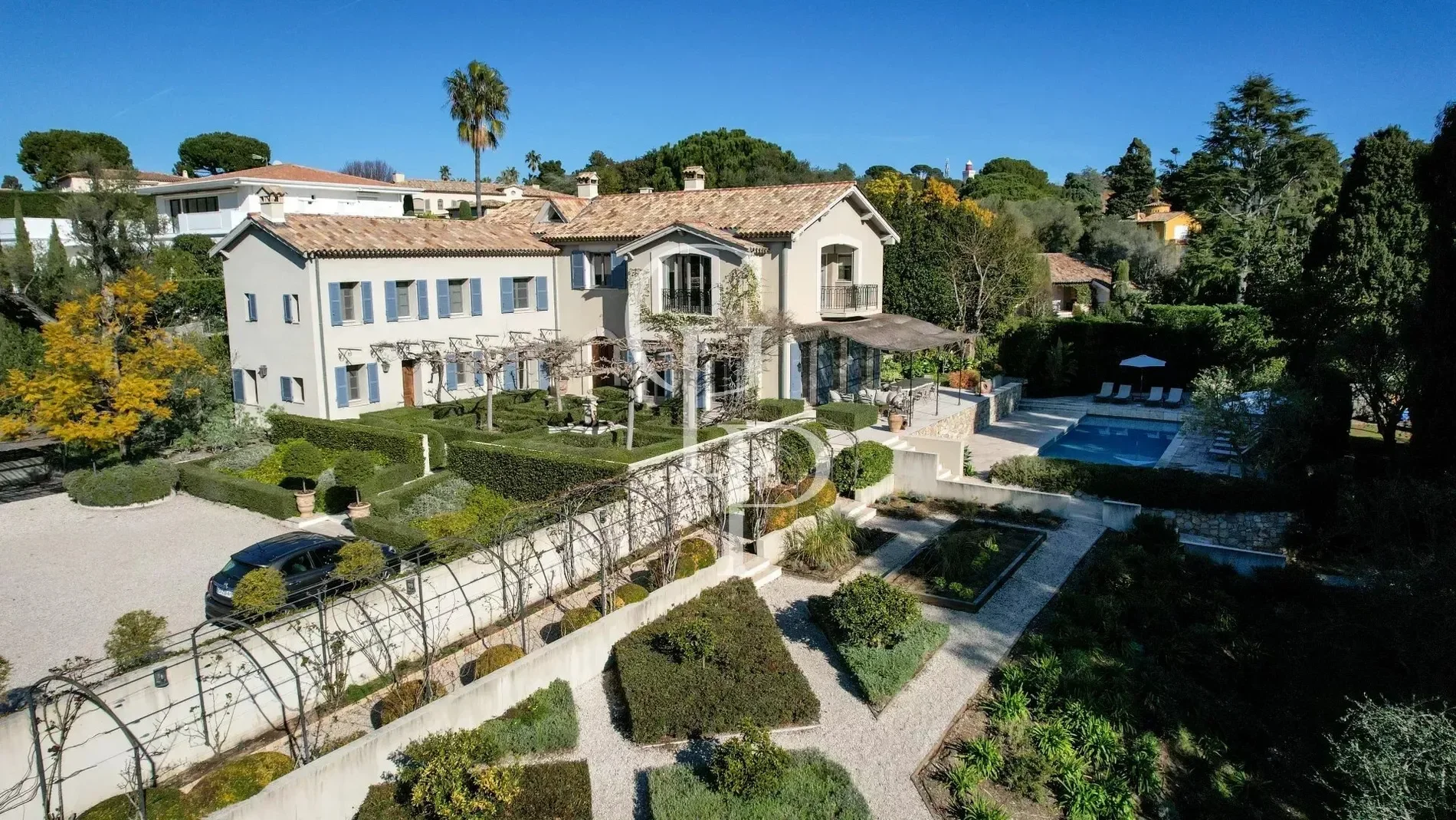 Exterior photo 2