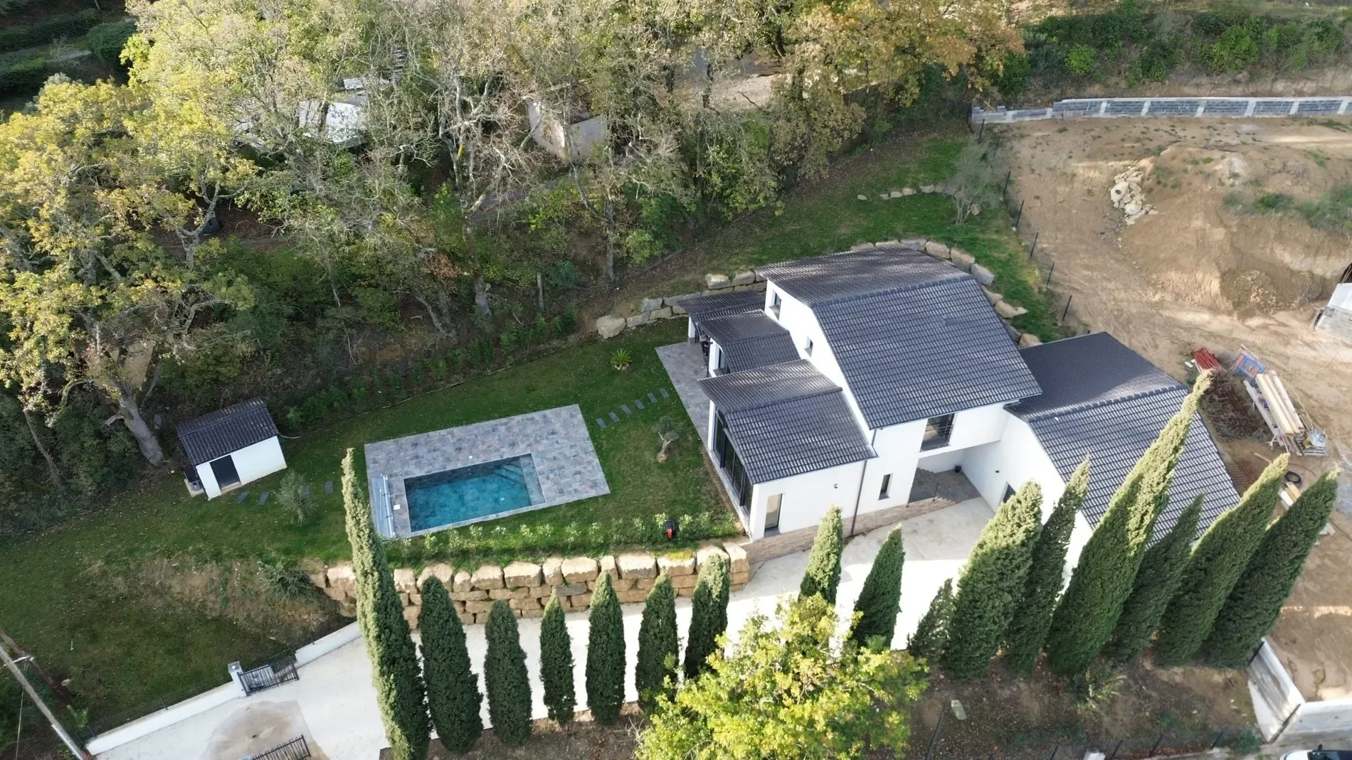 Exterior photo 2