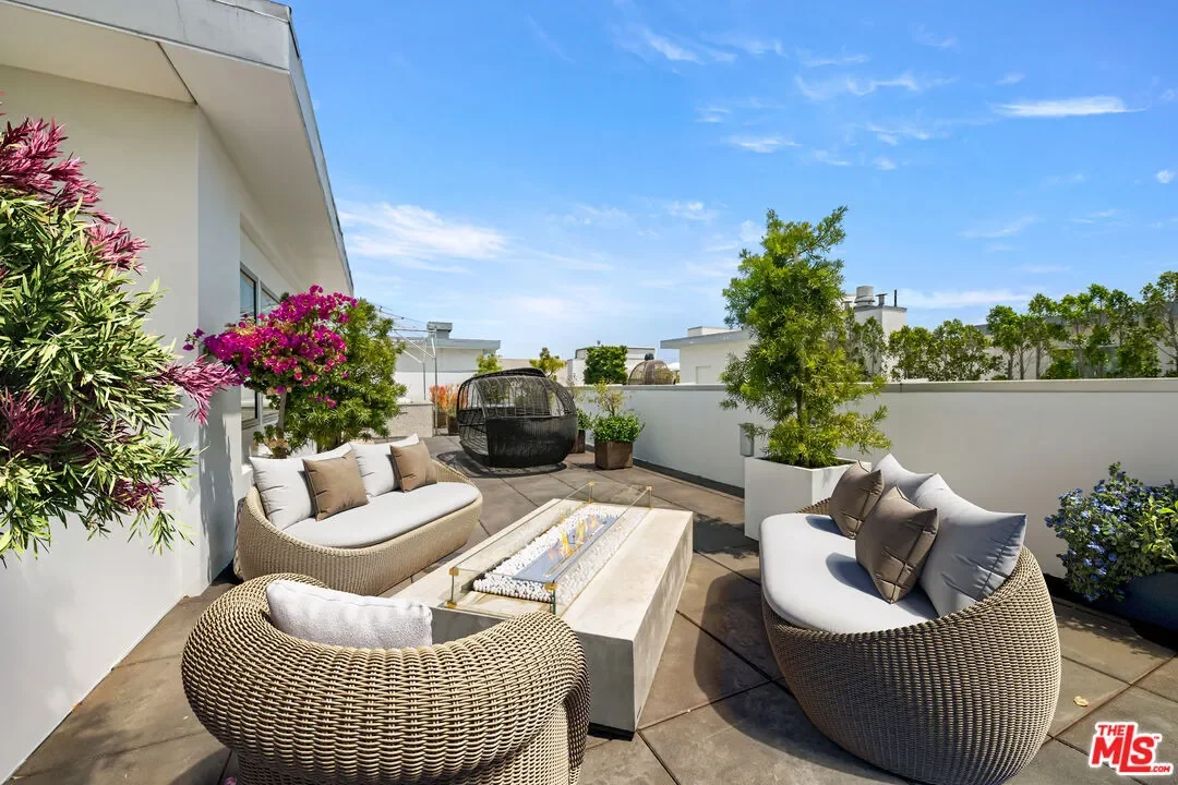 460 N Palm Dr, Beverly Hills, California, United States. - Photo 9