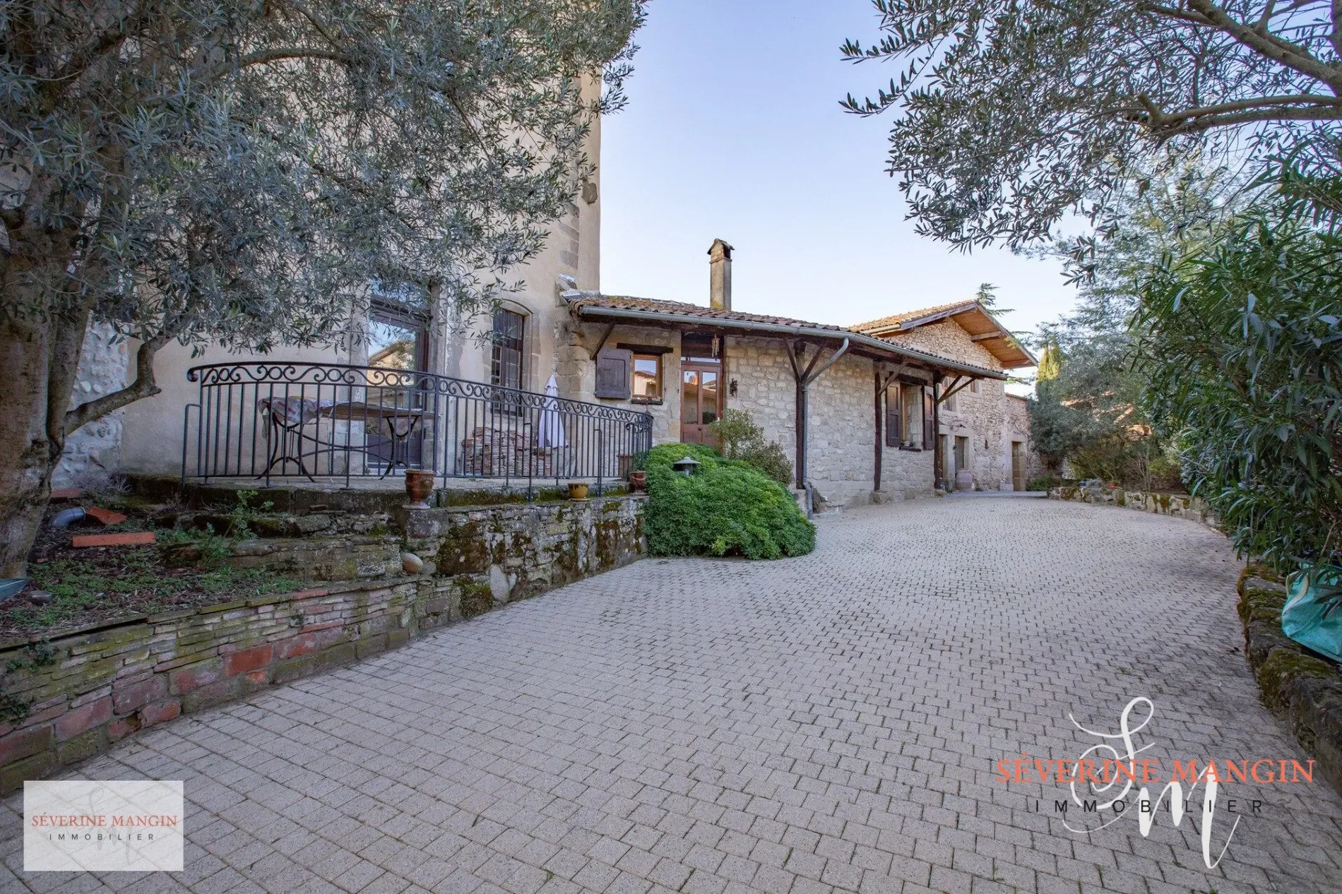 Exterior photo 2