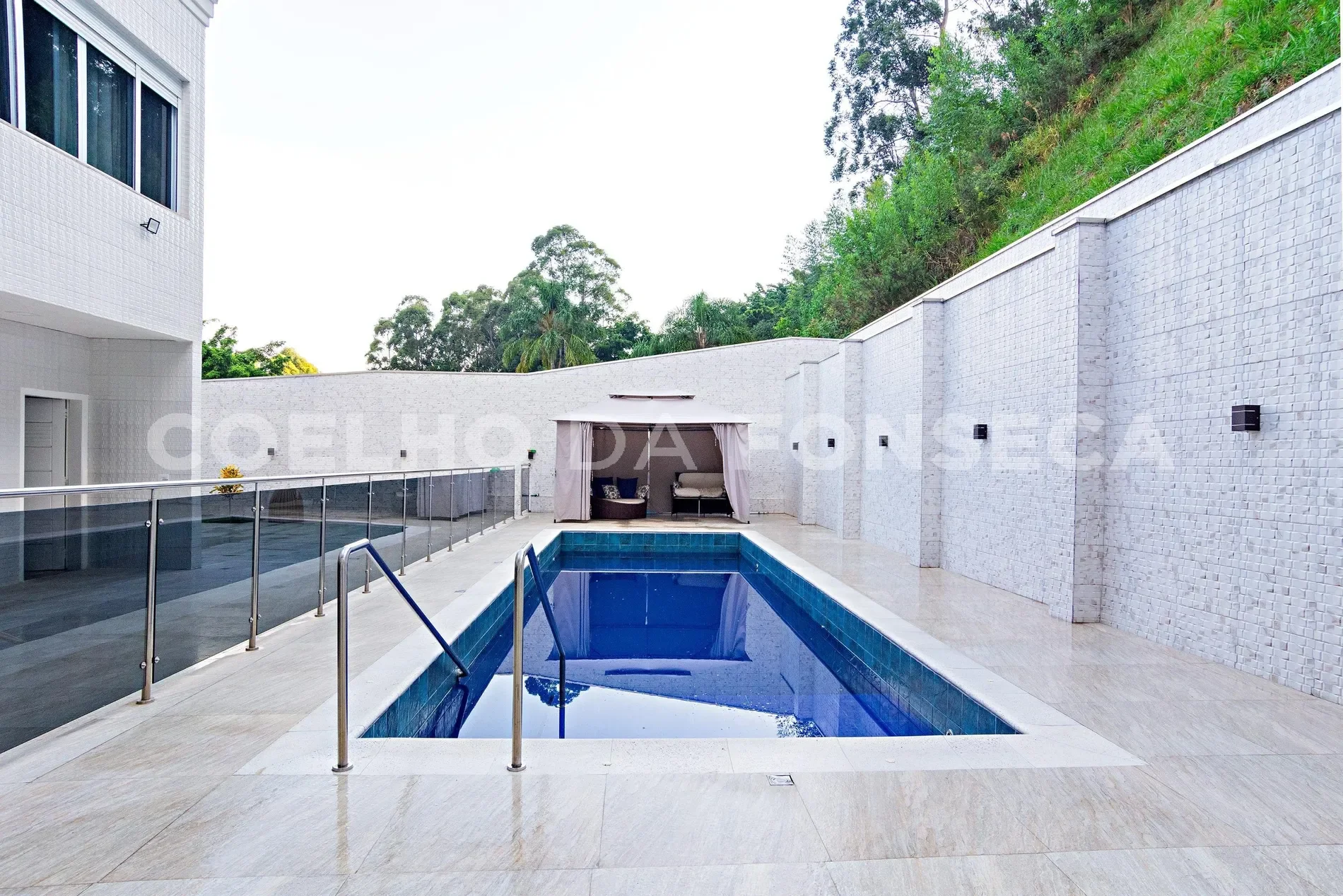 Exterior photo 2