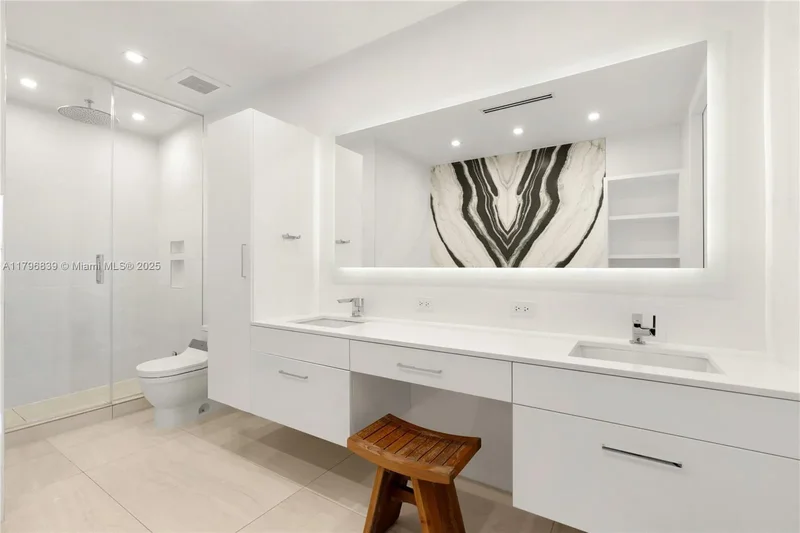 100 S Pointe Drive 903, Miami Beach, Florida, United States. - Photo 17