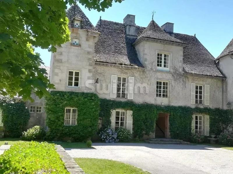 Cantal - Château XIII - XVIIIème siècle - Piscine