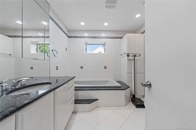 1 Willow Lane, Hewlett Harbor, New York, United States. - Photo 9