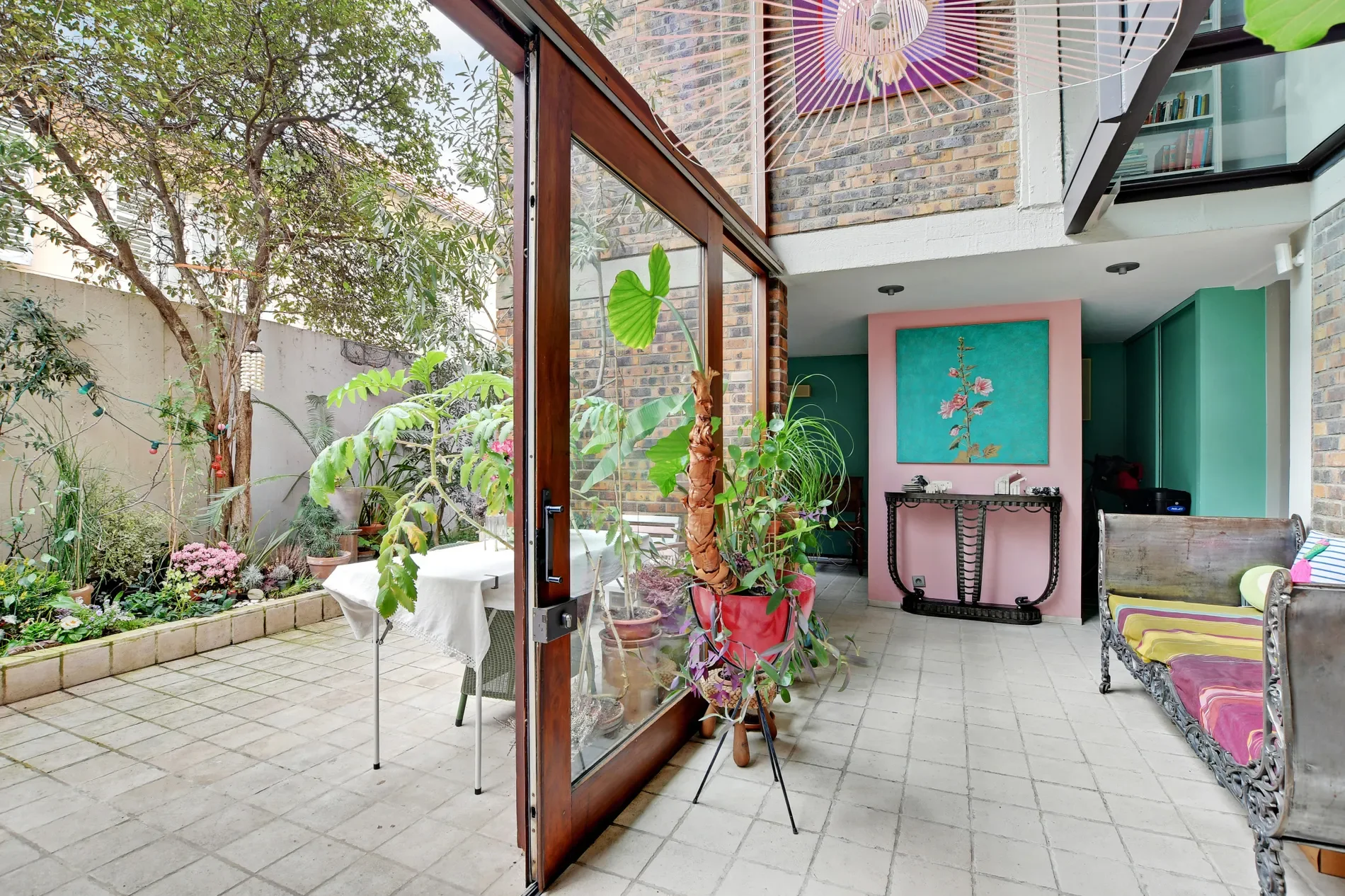 Exterior photo 1