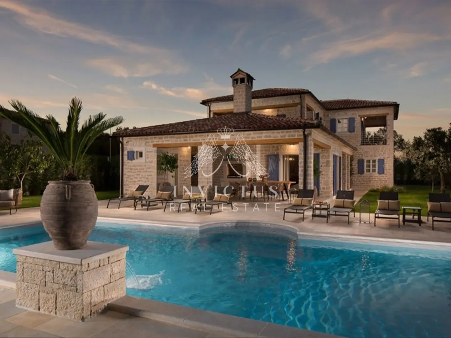 Exterior photo 2
