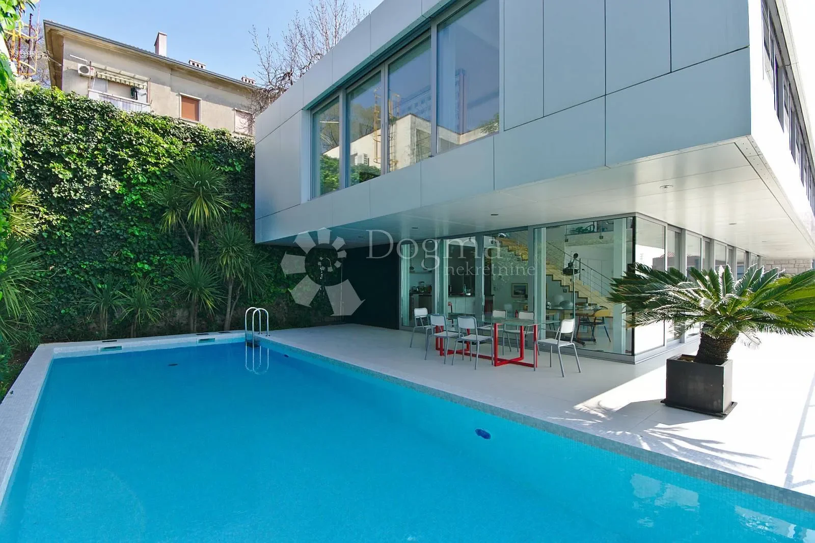 Exterior photo 4