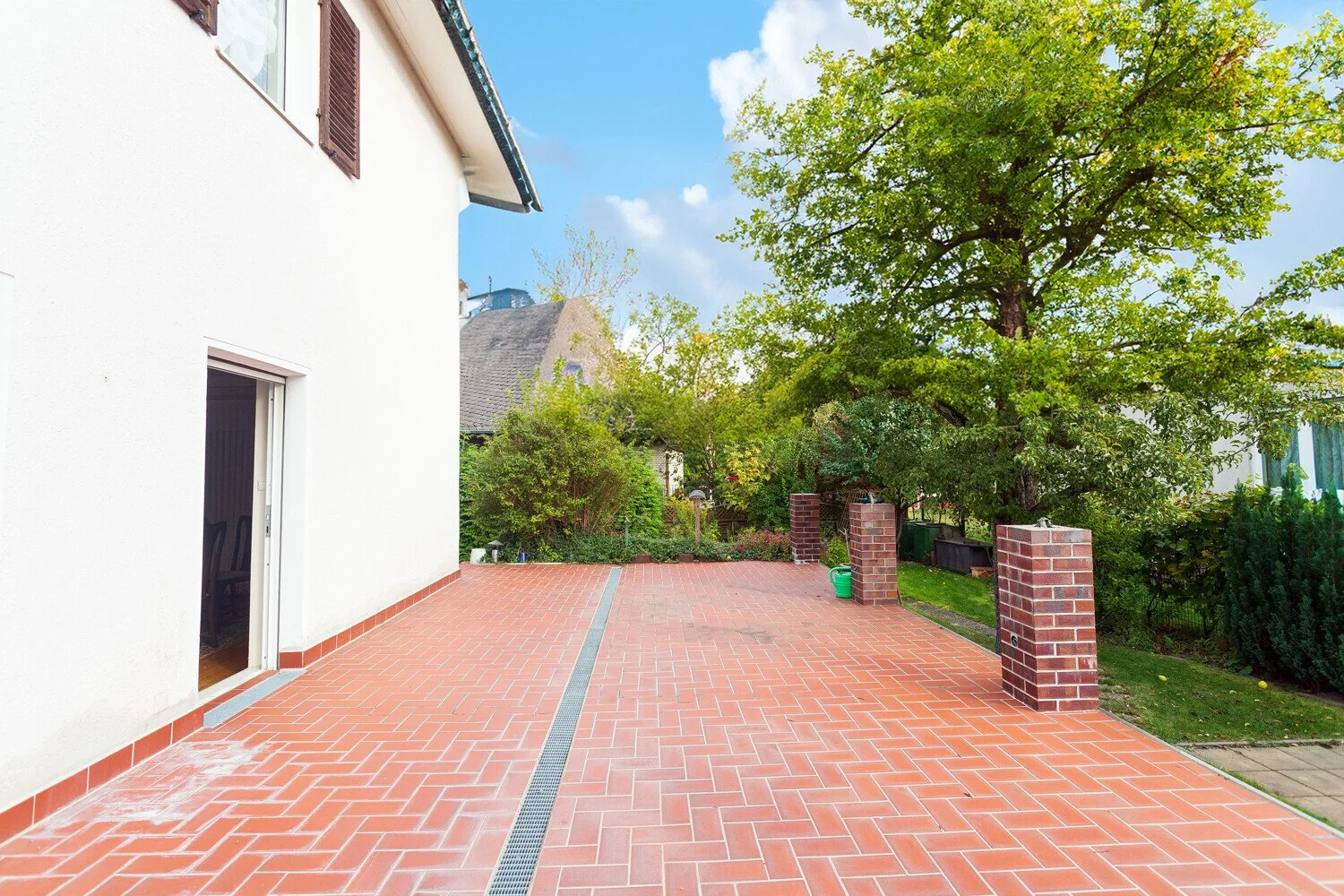 Exterior photo 2