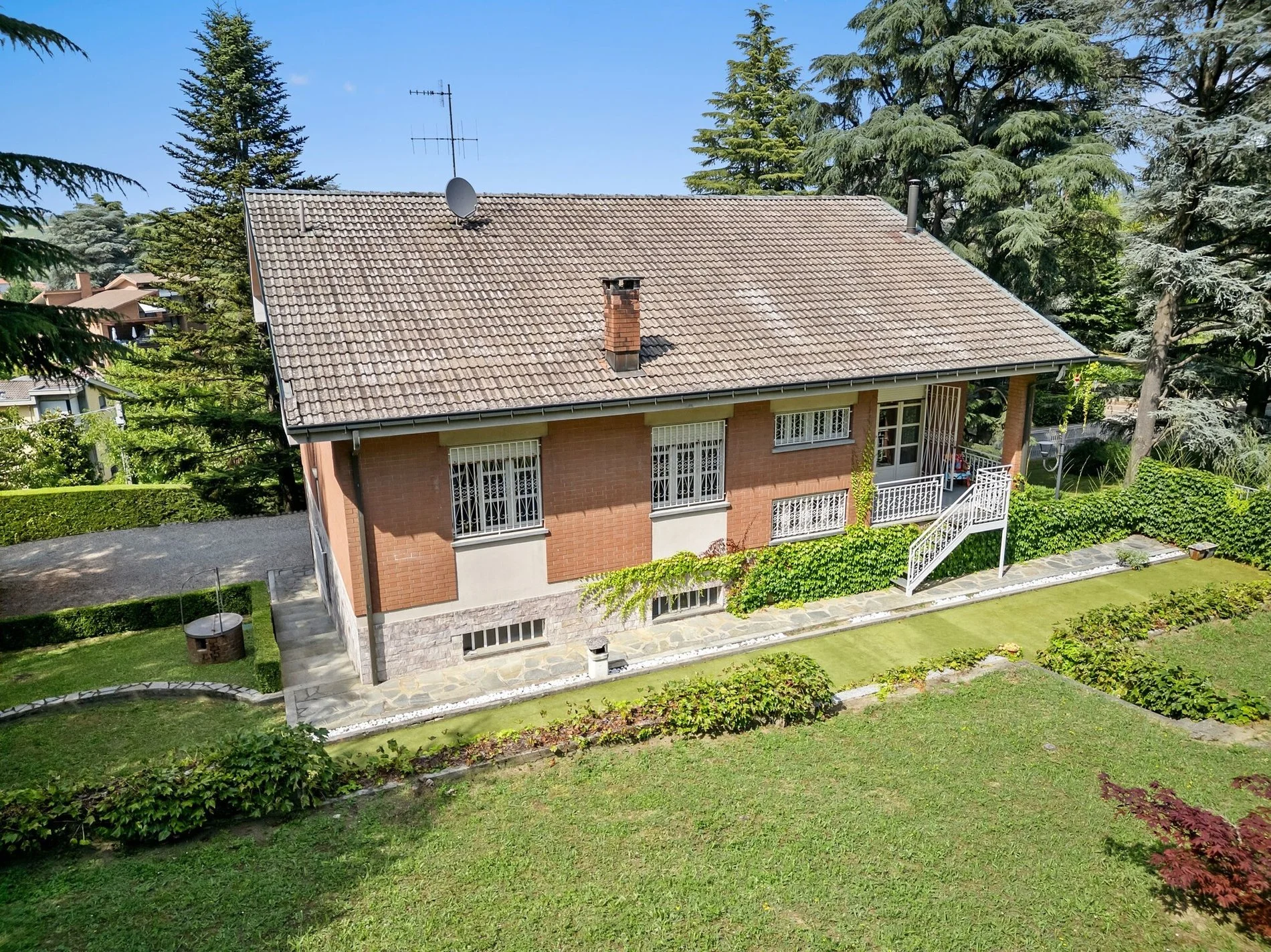 Exterior photo 5