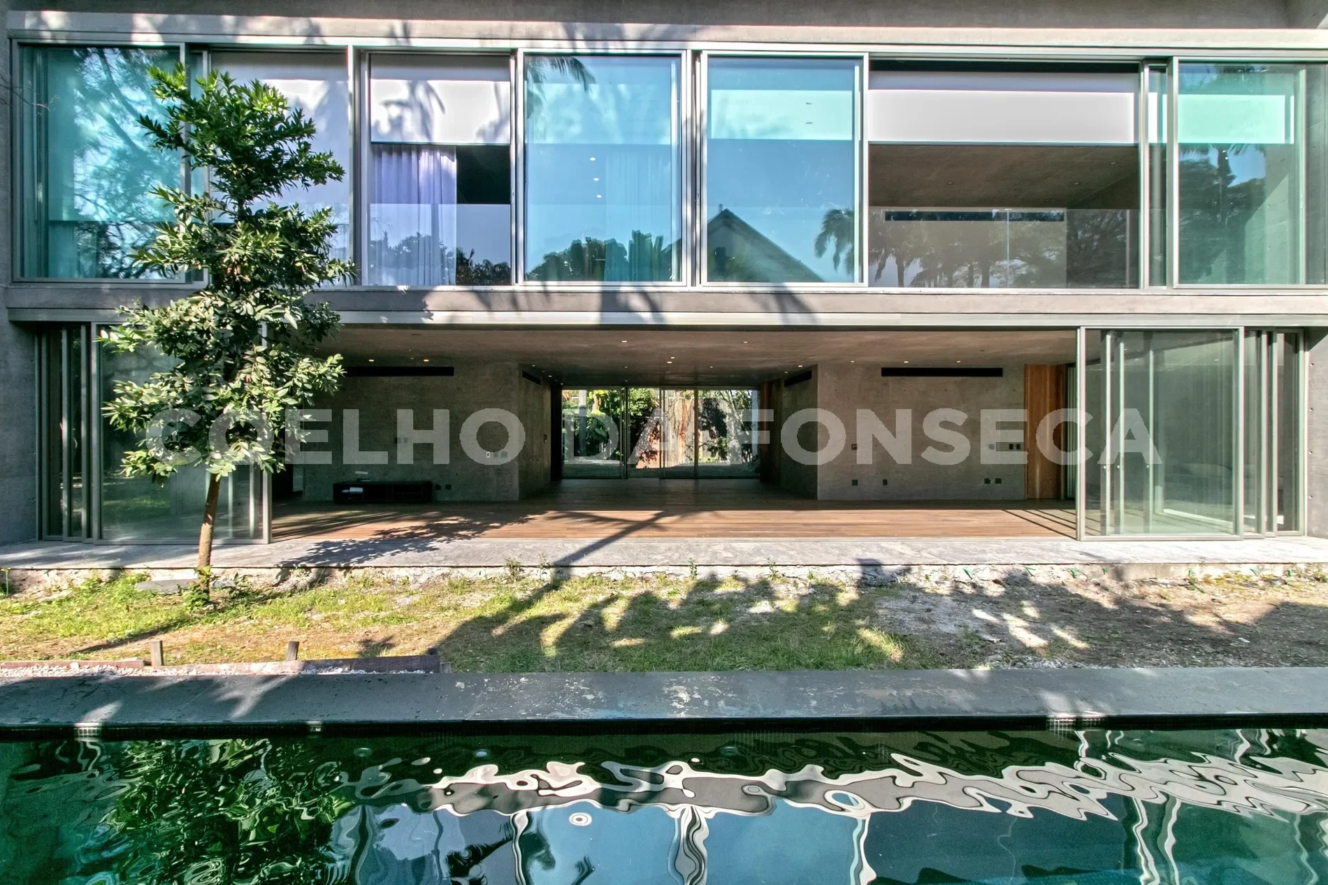 Exterior photo 4