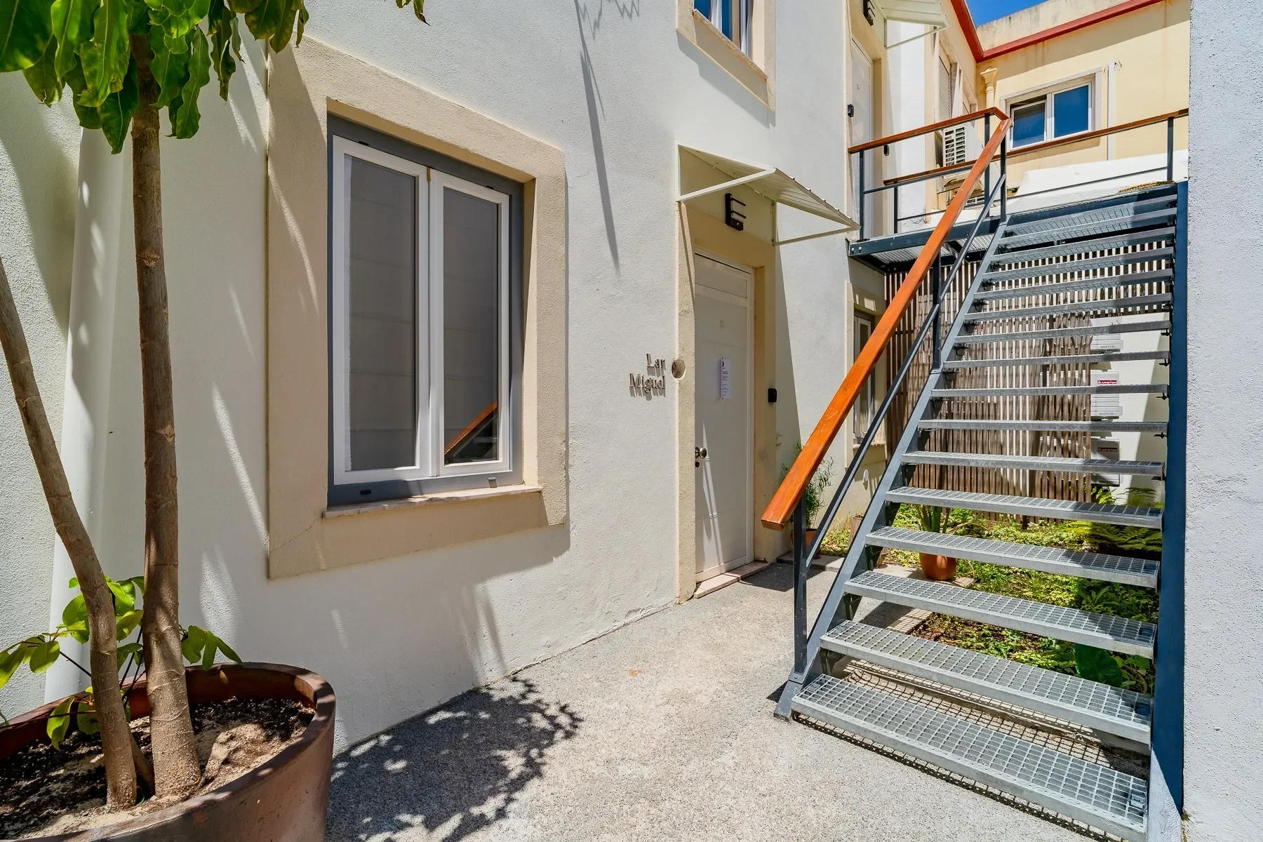 Exterior photo 6