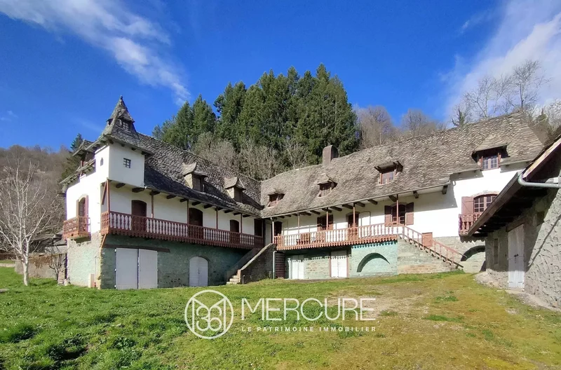 ATYPICAL CHATEAU IN A HAVEN OF PEACE