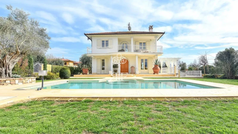 ROMANTIC VILLA - PIETRASANTA