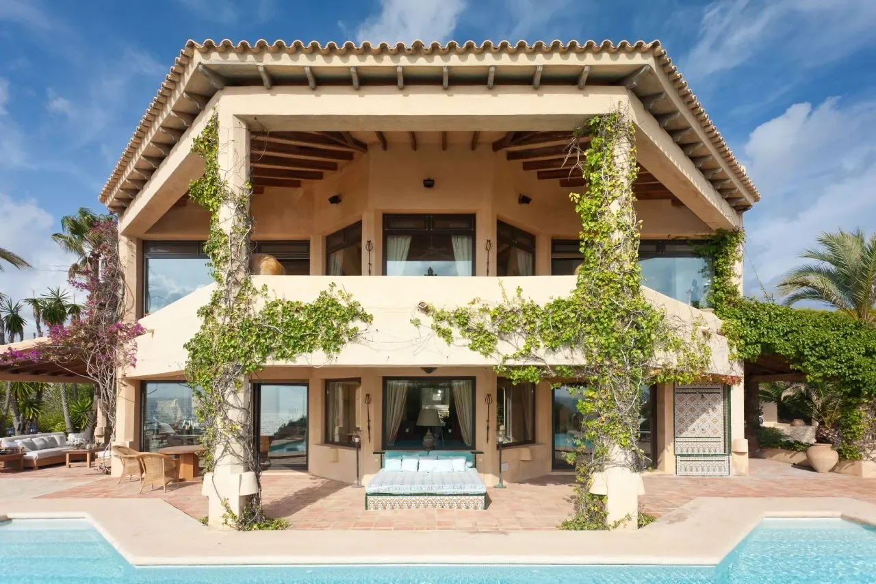 Exterior photo 2