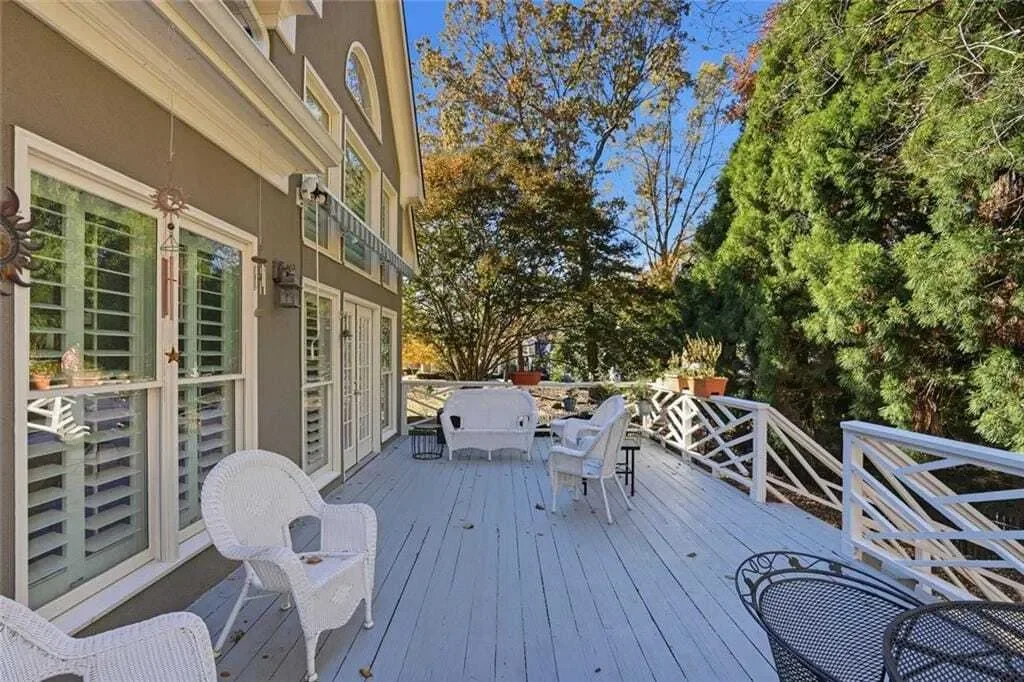 Exterior photo 5