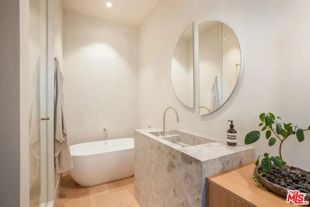 24824 Pacific Coast Highway, Malibu, California, United States. - Photo 13