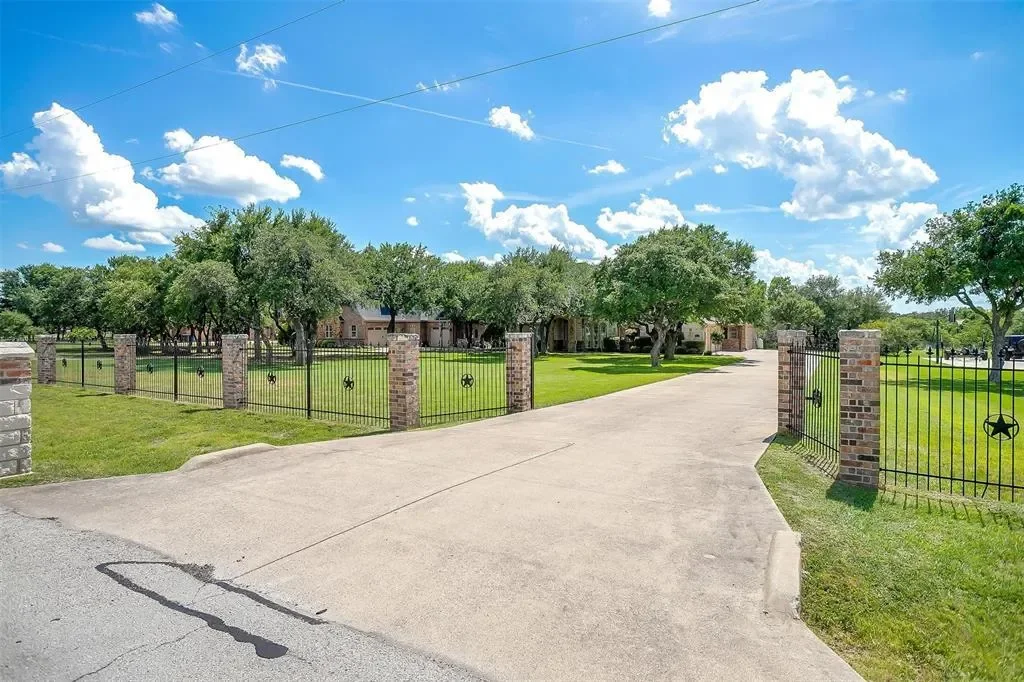 9549 Dickson Road, Fort Worth, Texas, United States. - Photo 4