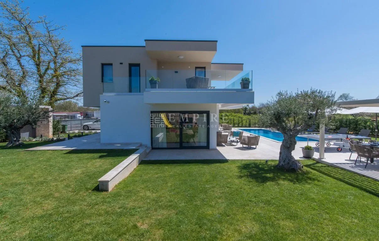 Exterior photo 4