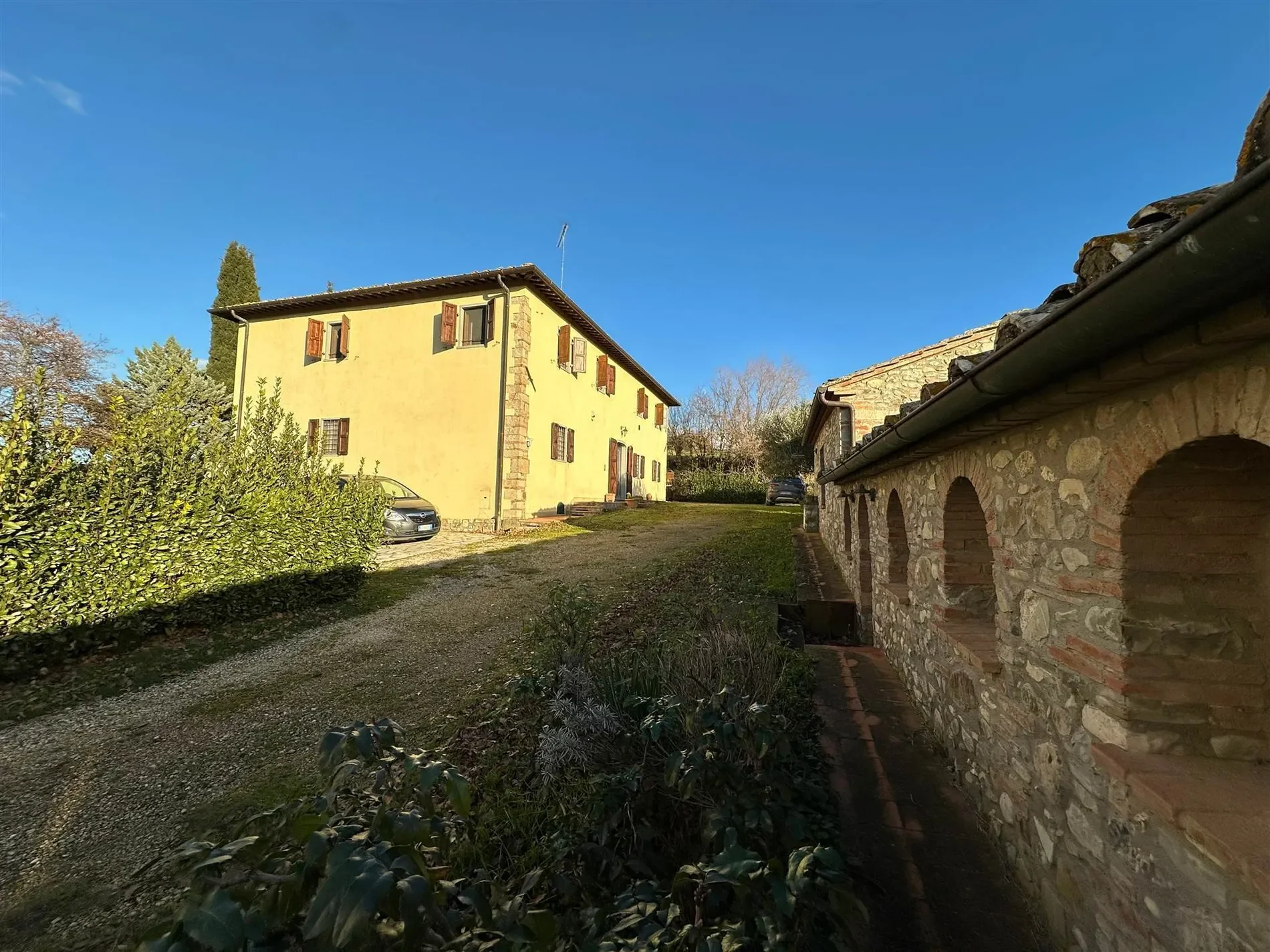 Exterior photo 3