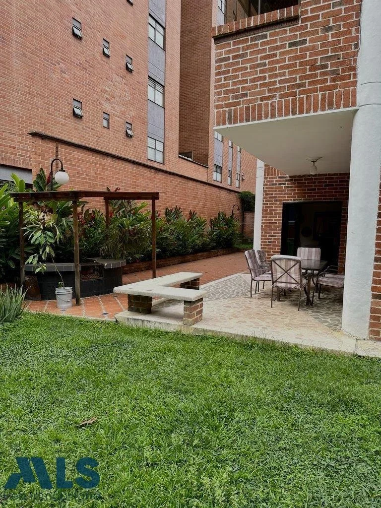 Exterior photo 1