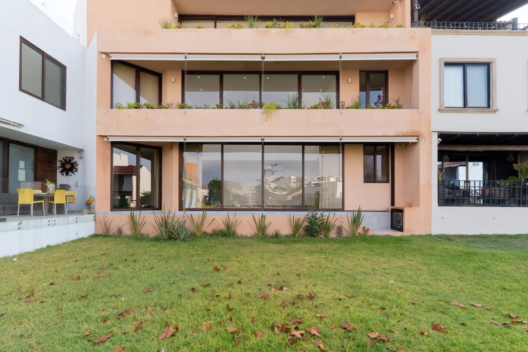 Exterior photo 5