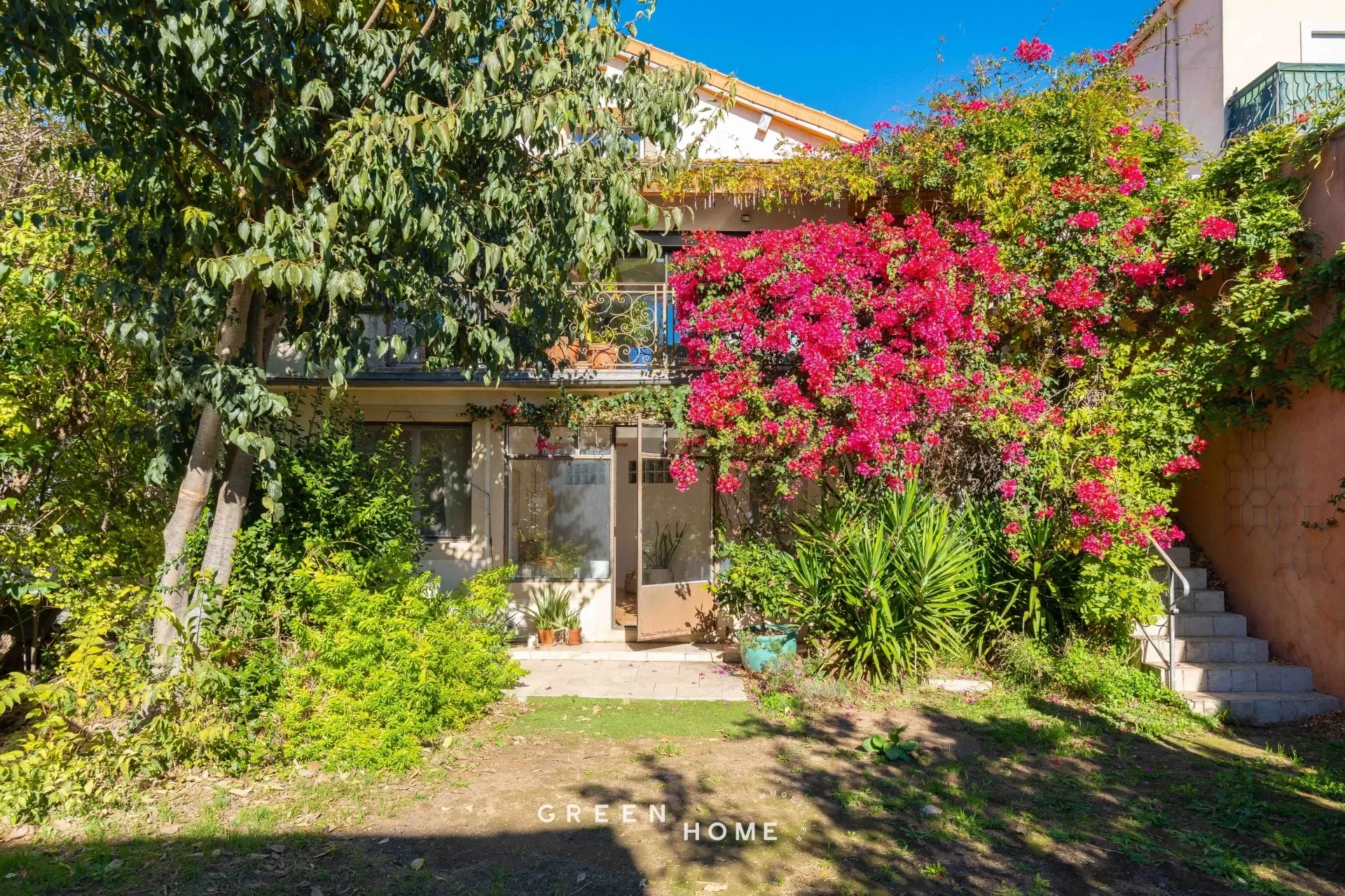 Exterior photo 5