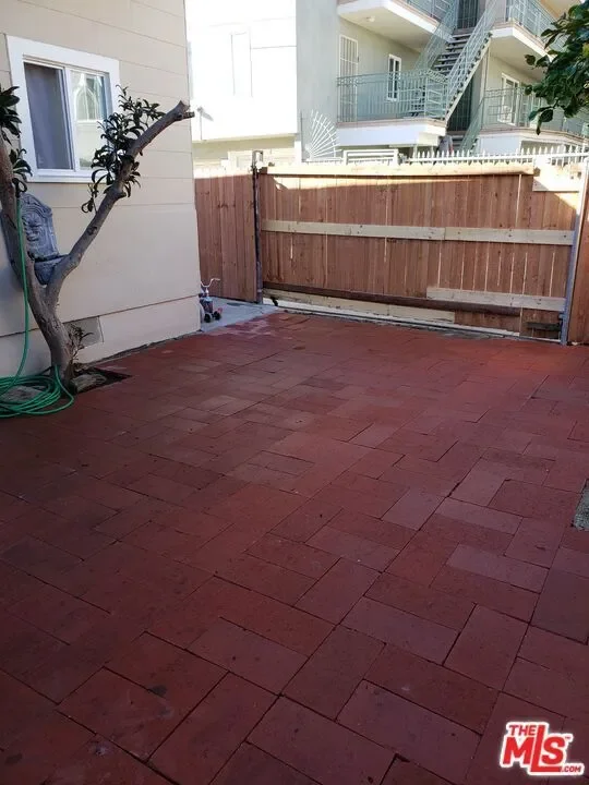 435 W 11th Street, Signal Hill, California, United States. - Photo 4