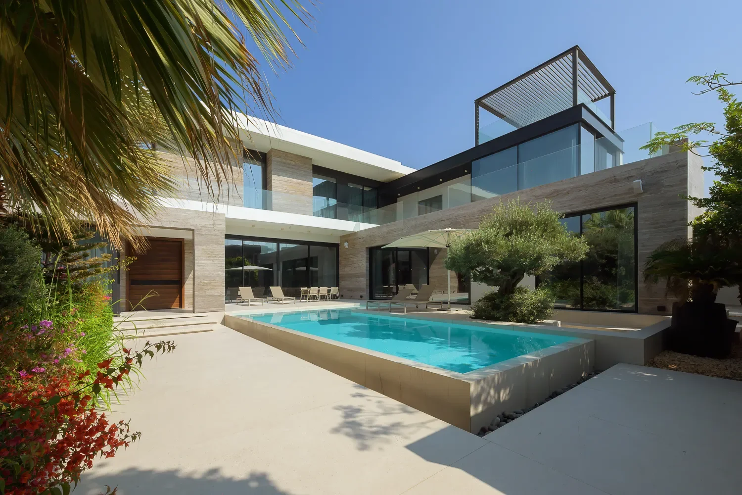 Exterior photo 1