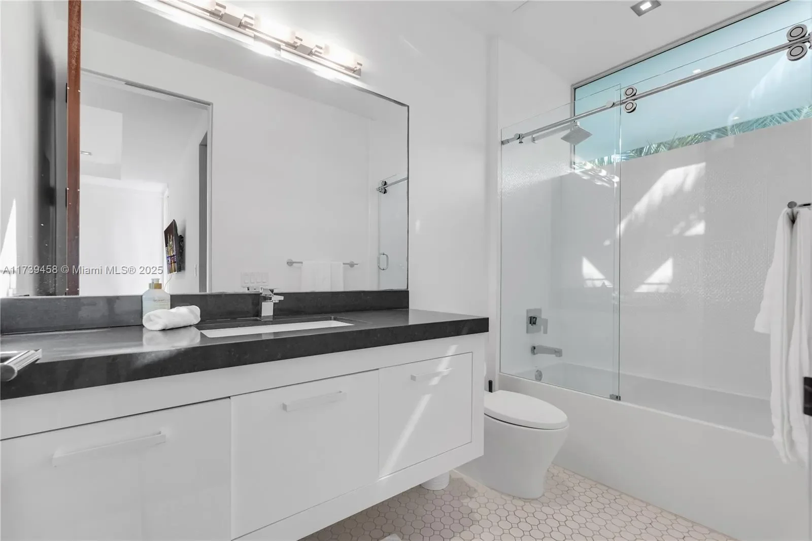 300 Royal Plaza Dr, Fort Lauderdale, Florida, United States. - Photo 4
