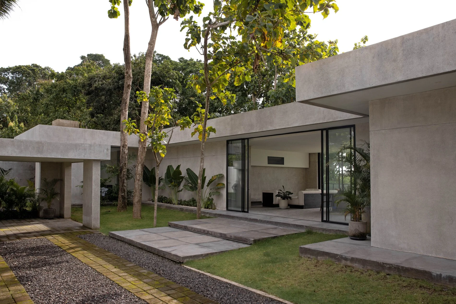 Exterior photo 3