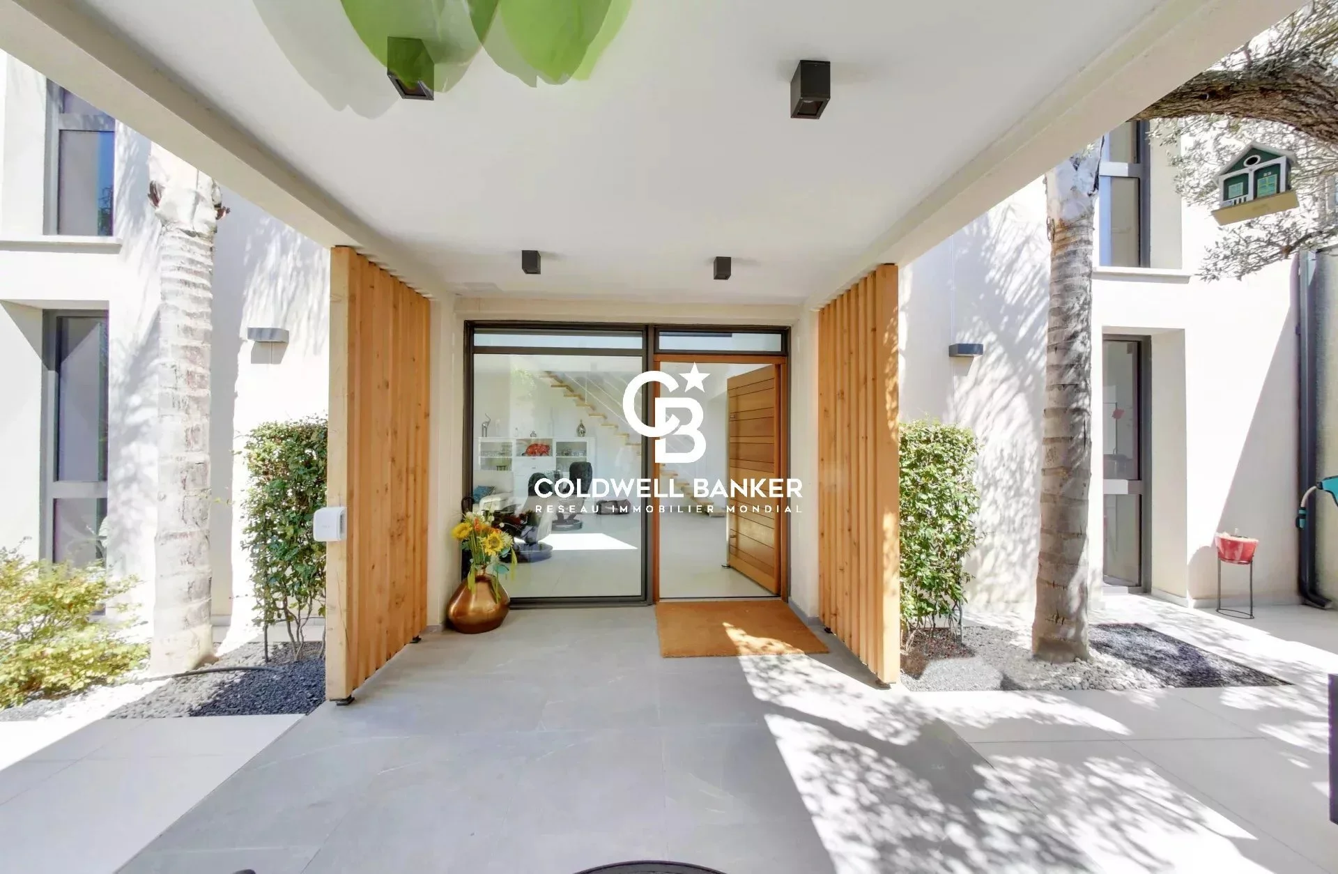 Exterior photo 2