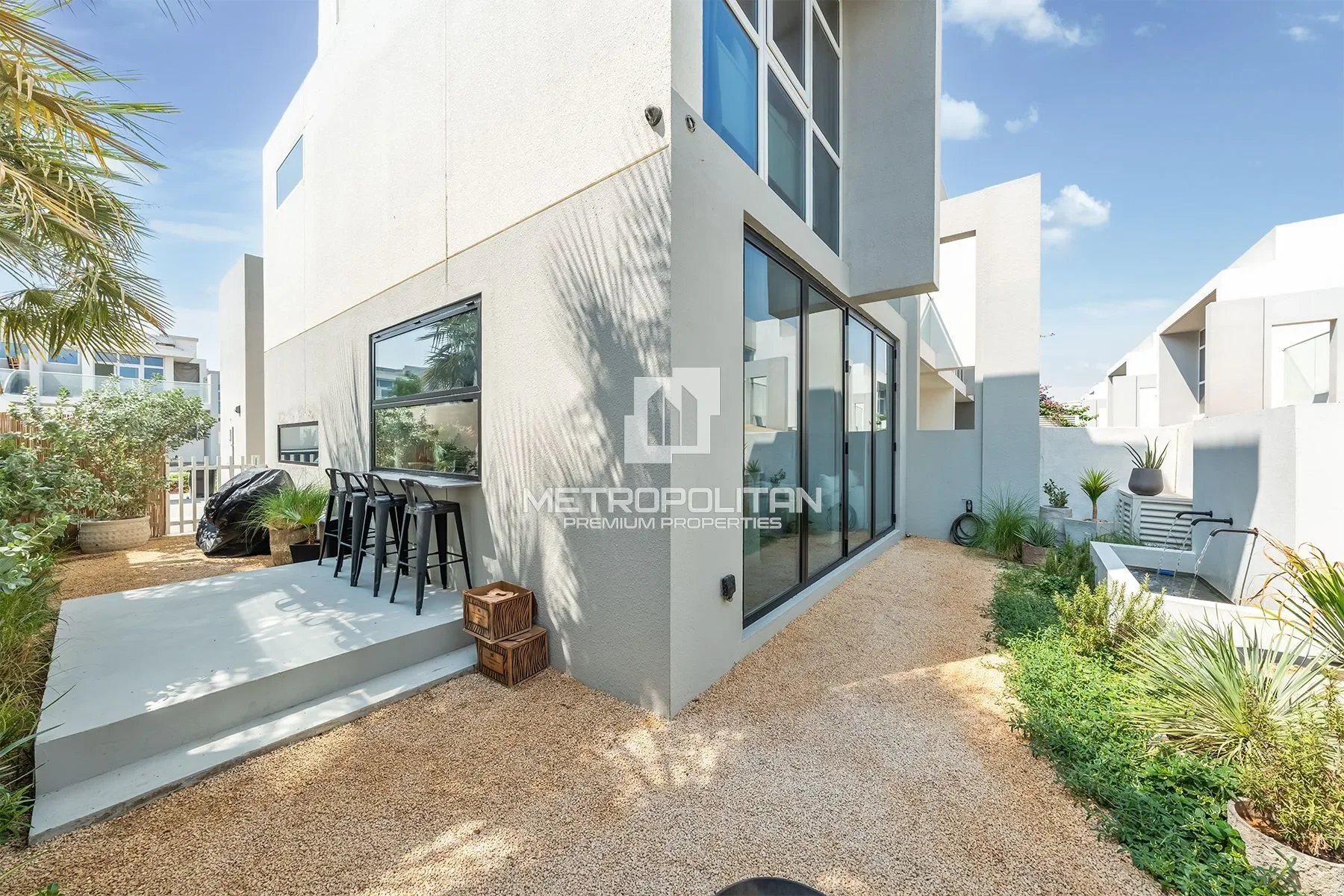 Exterior photo 2