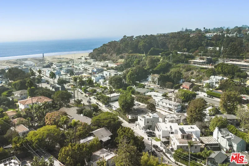 257 Entrada Drive, Santa Monica, California, United States. - Photo 40