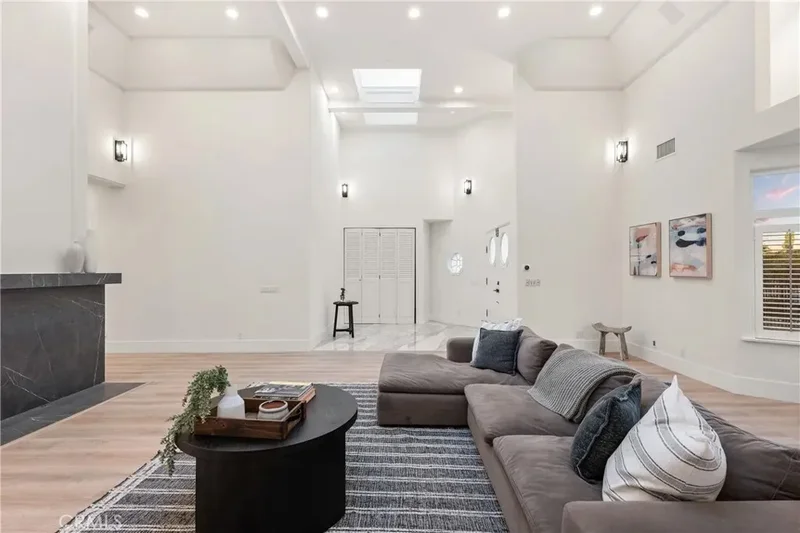 14713 Valleyheart Drive, Los Angeles, California, United States. - Photo 7
