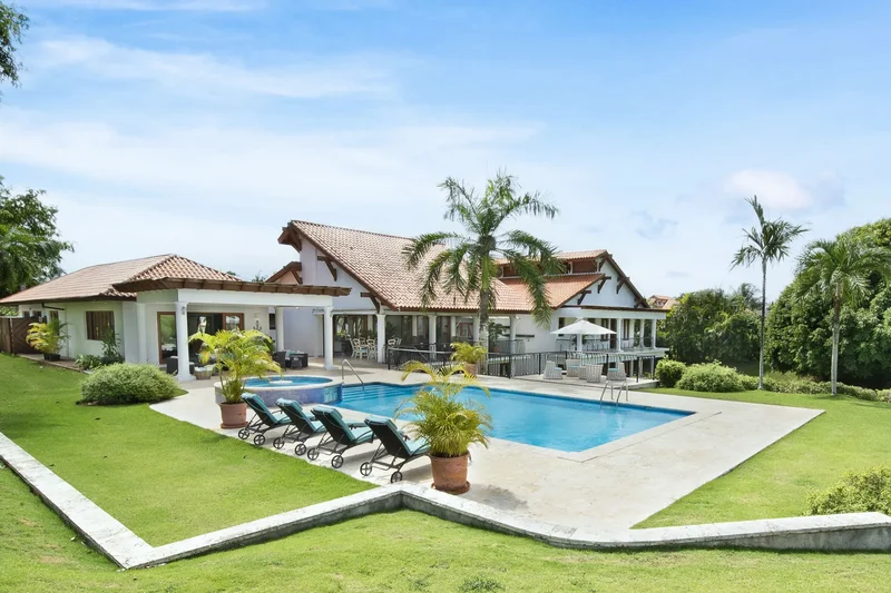 Las Colinas 17: Sophisticated Villa With Panoramic Views