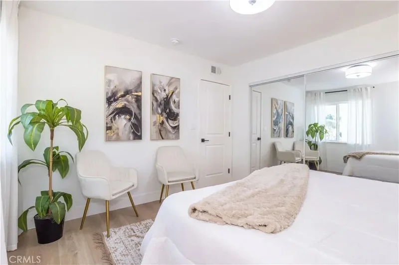 11722 Hayvenhurst, Los Angeles, California, United States. - Photo 19