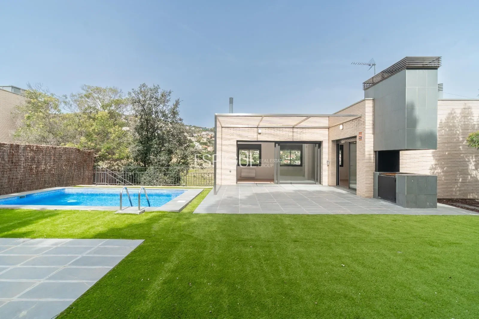 Exterior photo 6