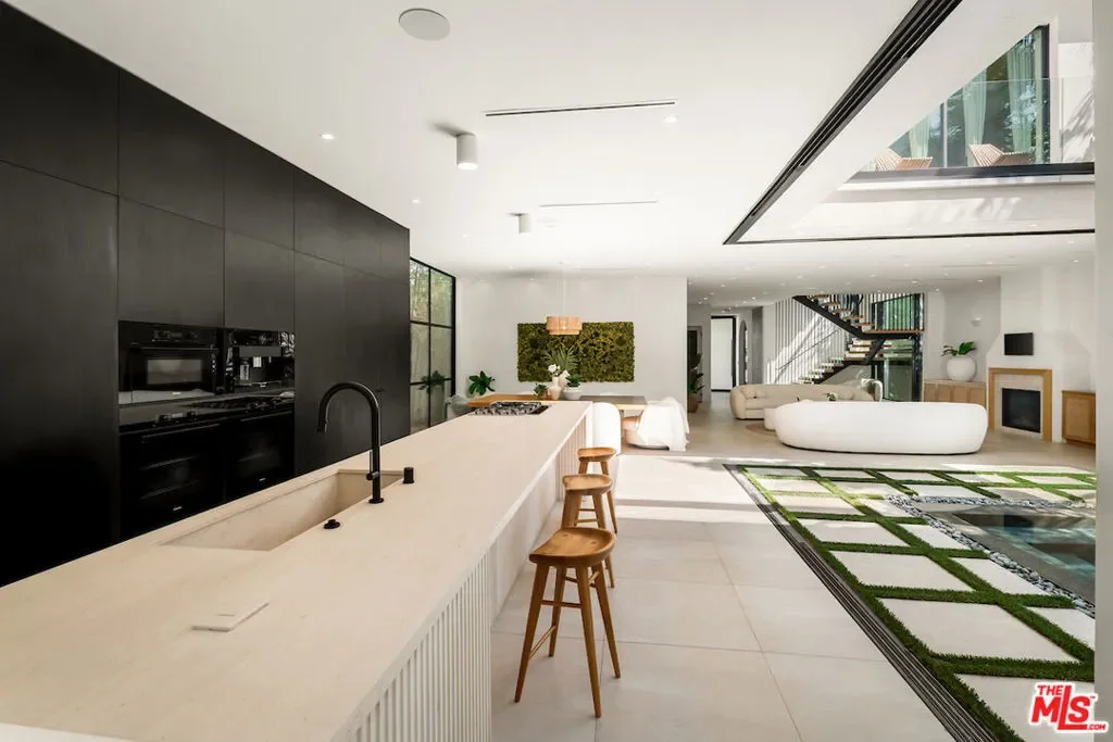 839 N Genesee Avenue, Los Angeles, California, United States. - Photo 9