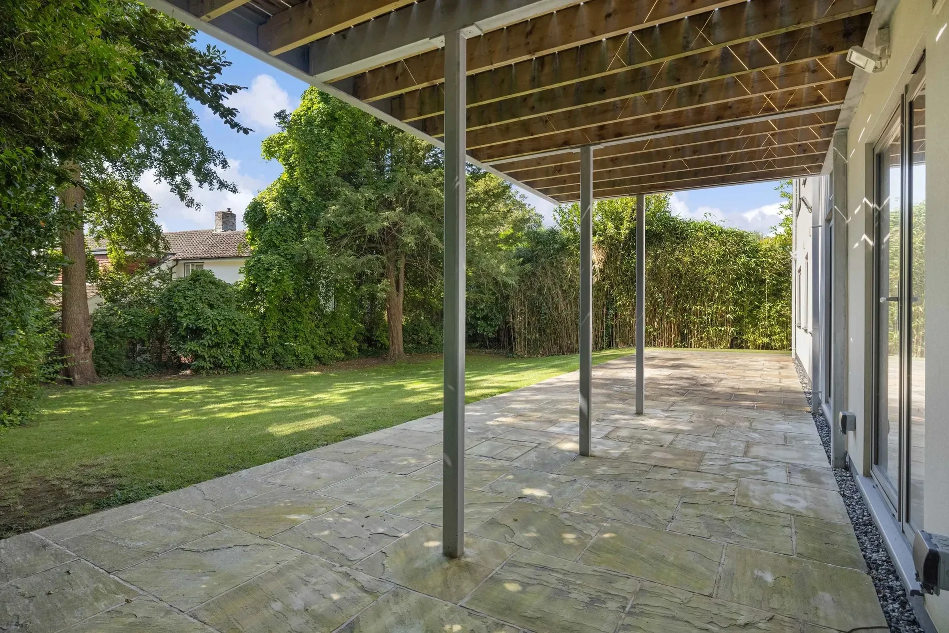 Exterior photo 4
